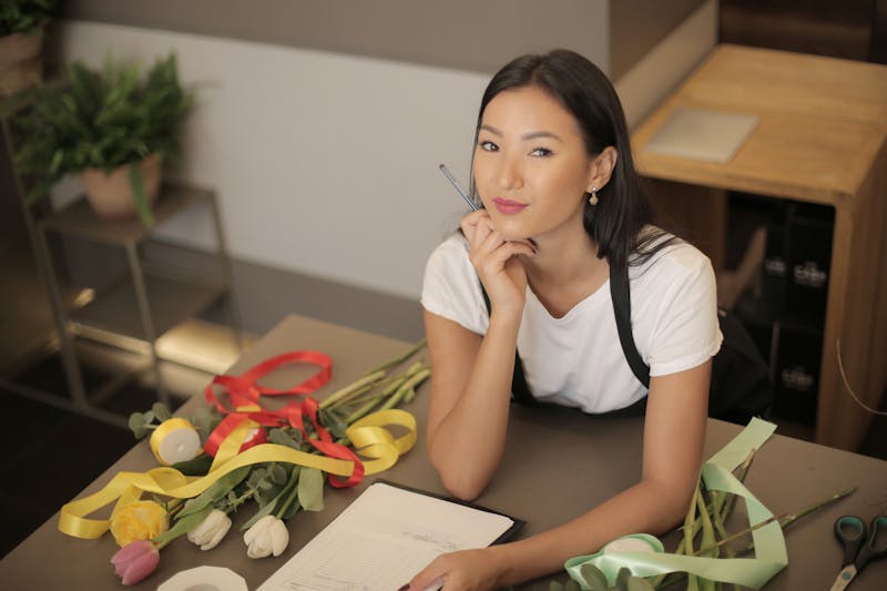Fleuriste souriante dans sa boutique