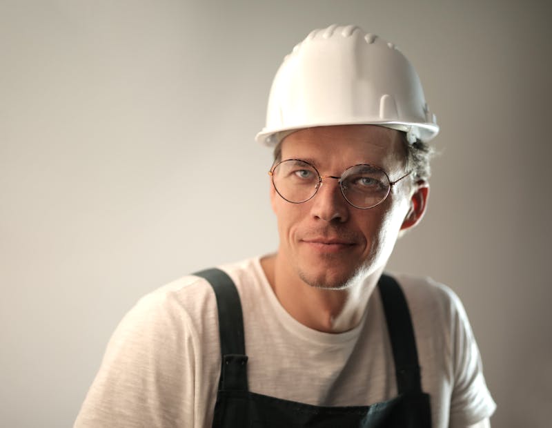 Chef de chantier souriant avec casque